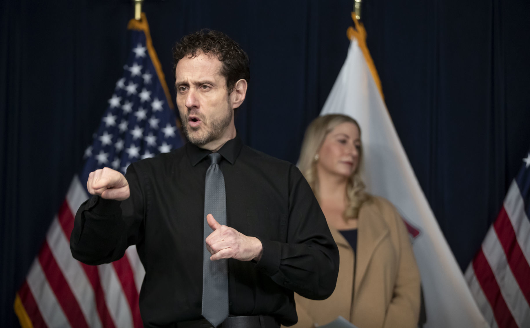 ct-heidi-stevens-coronavirus-sign-language-guy-press-conferences